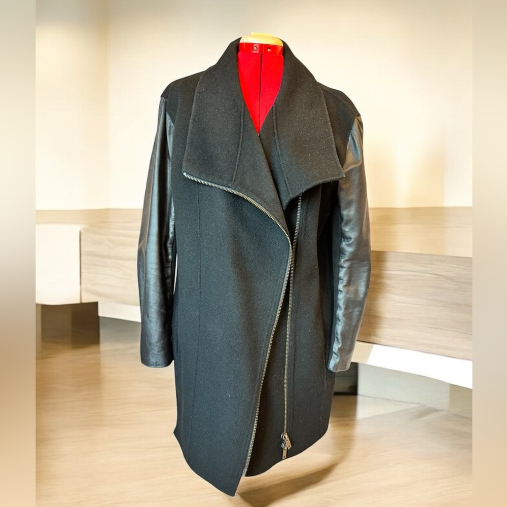 Banana Republic Wool and leather coat. Size Medium